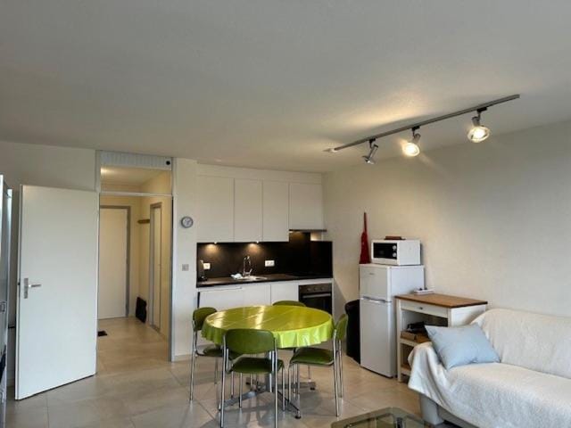 Kitchen or kitchenette, Dining area, minibar, pet friendly, stove