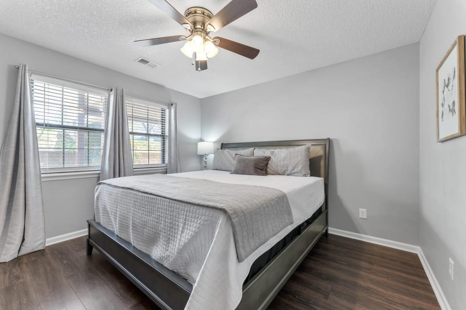FREE Silver Dollar City & other ATTRACTION TICKETS! Spacious, Great location, Indoor & Outdoor pools Apartment in Branson