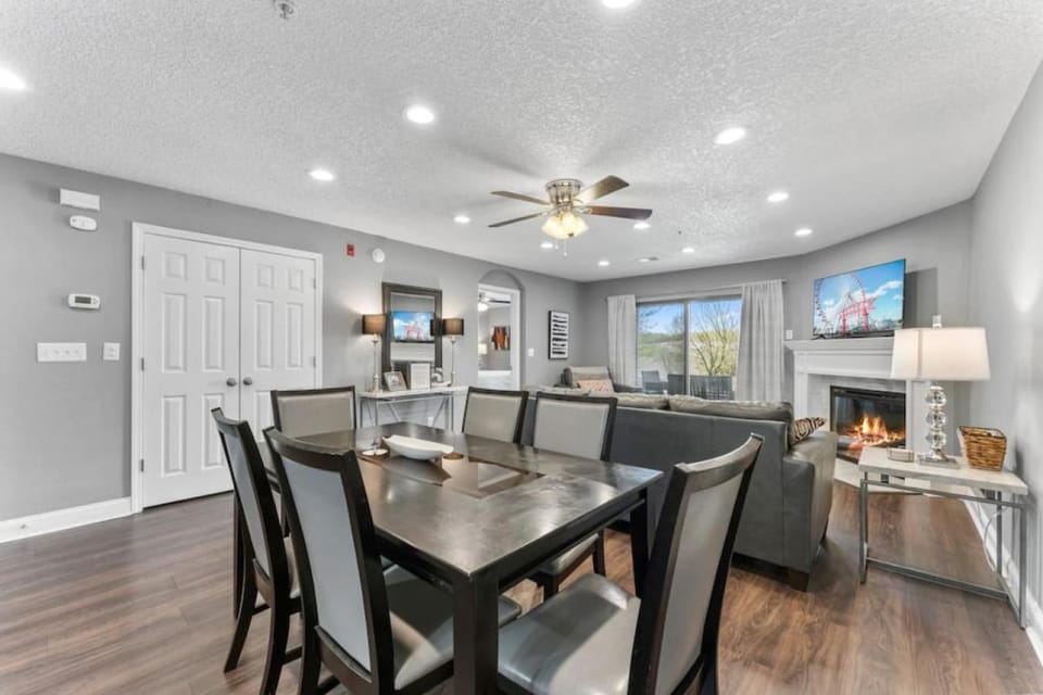 FREE TICKETS Spacious Great location 2 Pools Apartment in Branson