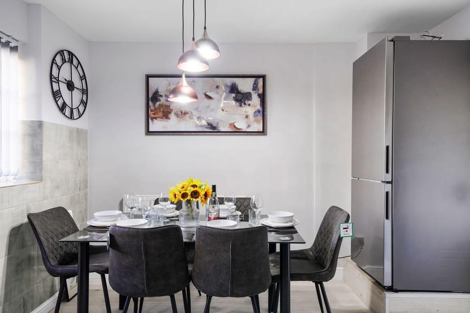 Spacious, 4 bed, Garden, Parking, ExCel London Apartment in London