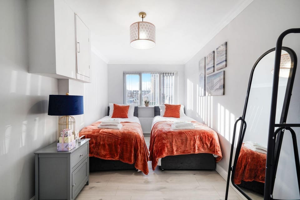 Spacious, 4 bed, Garden, Parking, ExCel London Apartment in London