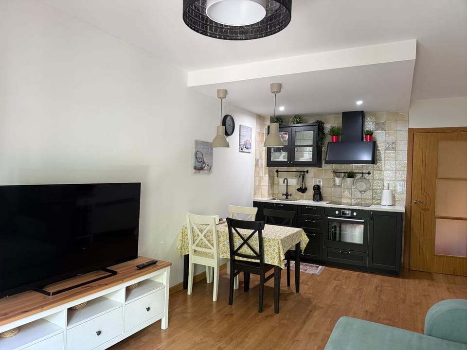 TV and multimedia, Coffee/tea facilities, Balcony/Terrace, Kitchen or kitchenette, Living room, Dining area, Mountain view, River view, Street view, heating, microwave, oven, stove, kitchen