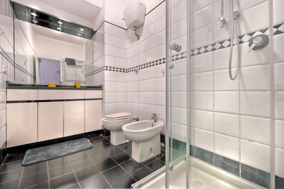 Shower, Toilet, Bathroom, bidet, towels