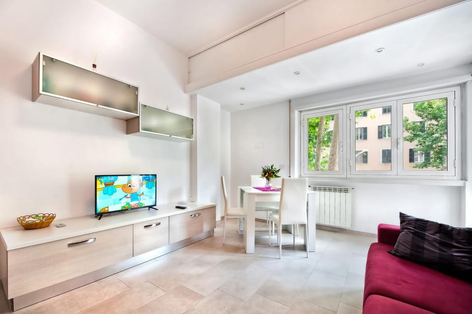 Communal lounge/ TV room, TV and multimedia, Living room, Dining area