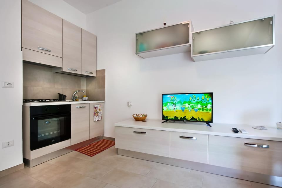 Kitchen or kitchenette, oven, stove