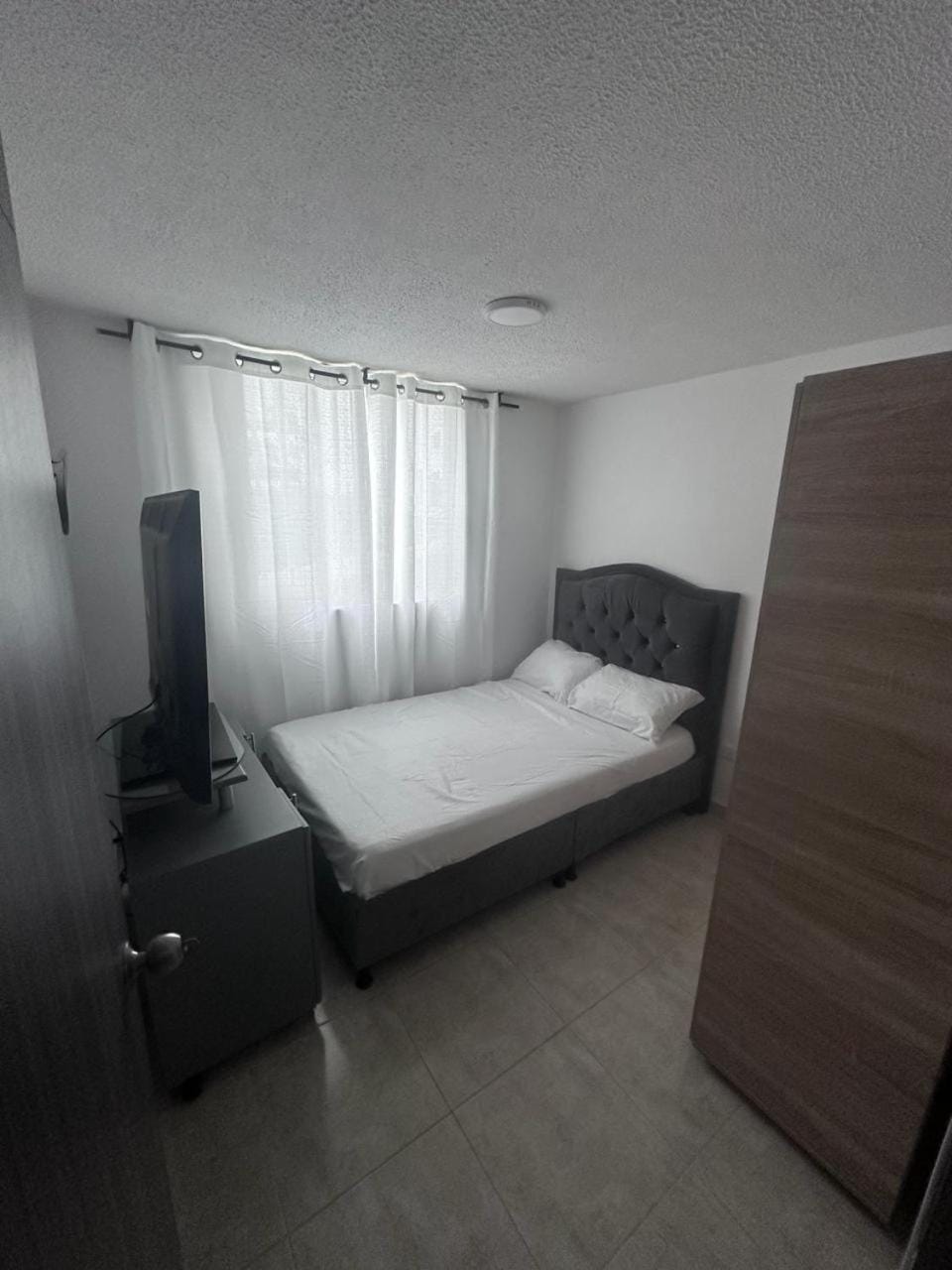 Bed, TV and multimedia, Photo of the whole room, Bedroom, wardrobe