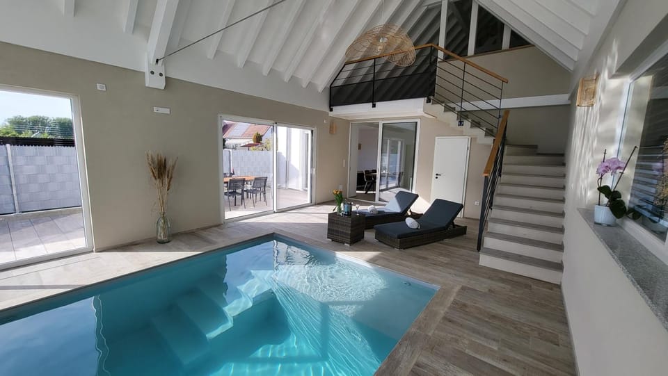 Balcony/Terrace, Swimming pool, sunbed