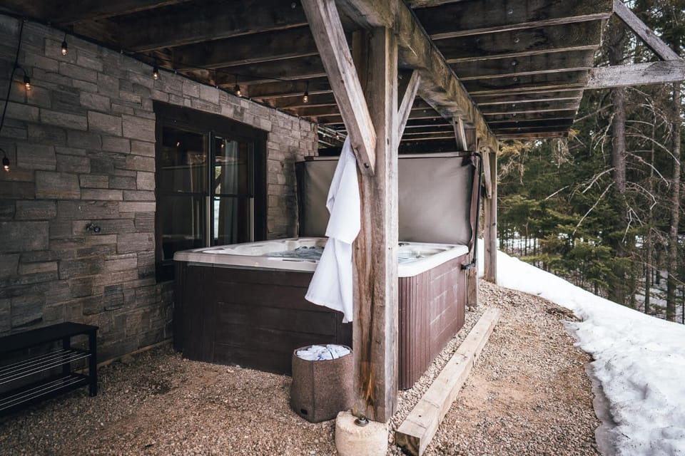 Family escape w private hot tub Chalet in Ontario