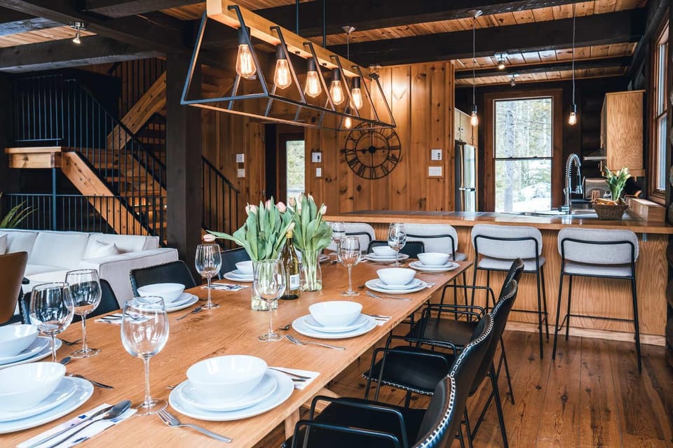 Family escape w private hot tub Chalet in Ontario