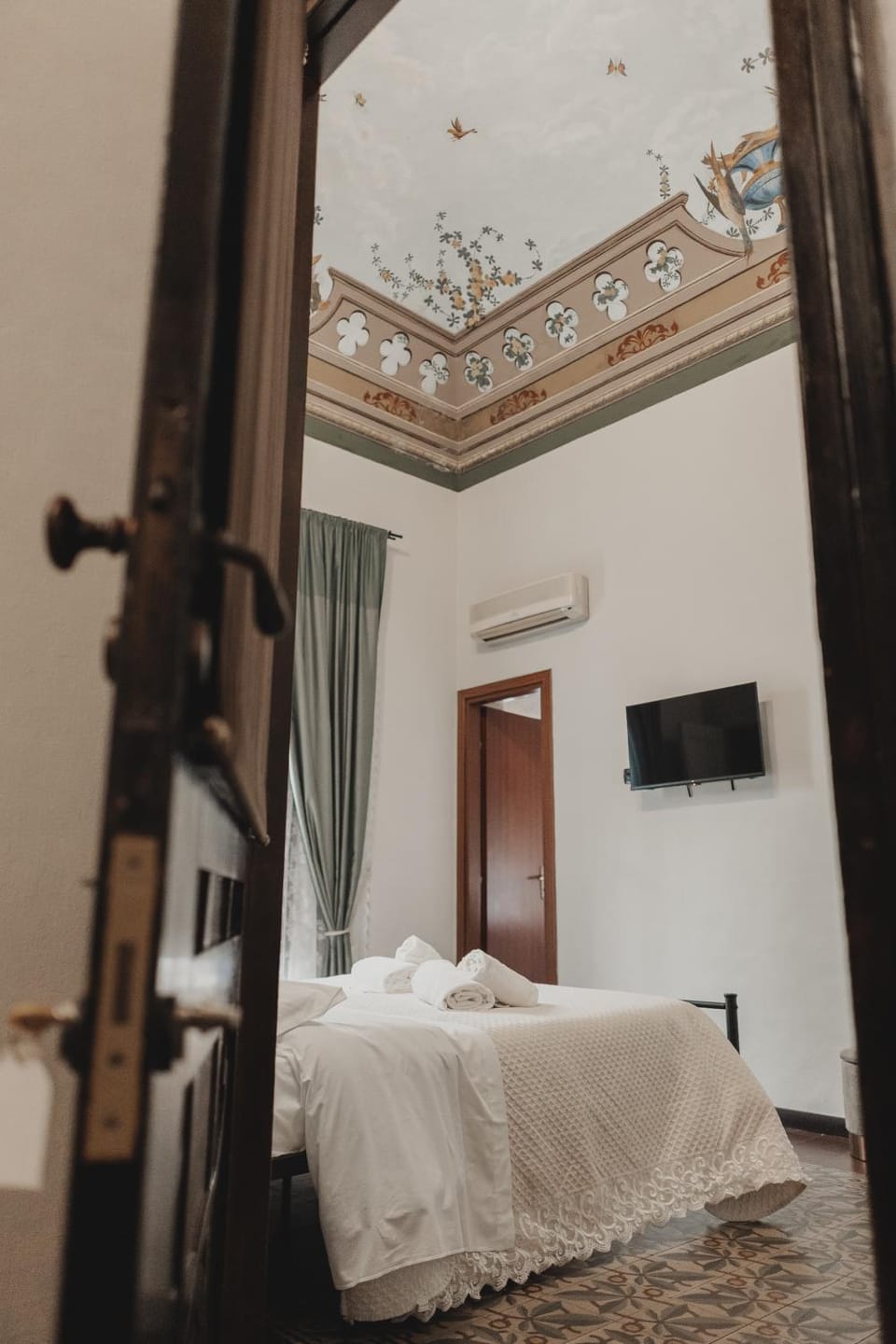 TV and multimedia, Decorative detail, Bedroom, air conditioner