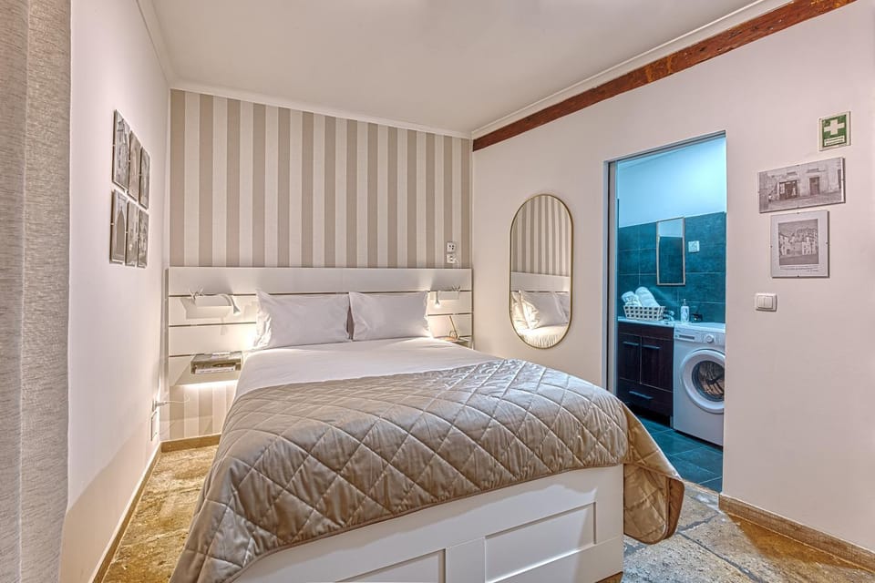 Bed, Photo of the whole room, Bedroom, towels, washing machine
