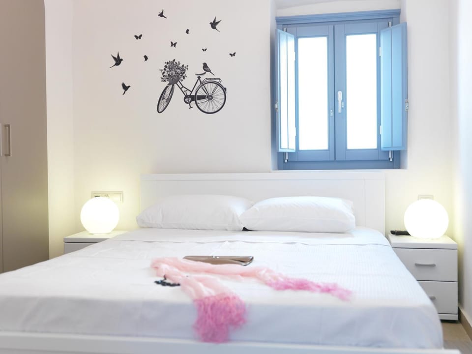 Blue and White Aura Santorini traditional house Apartment in Megalochori