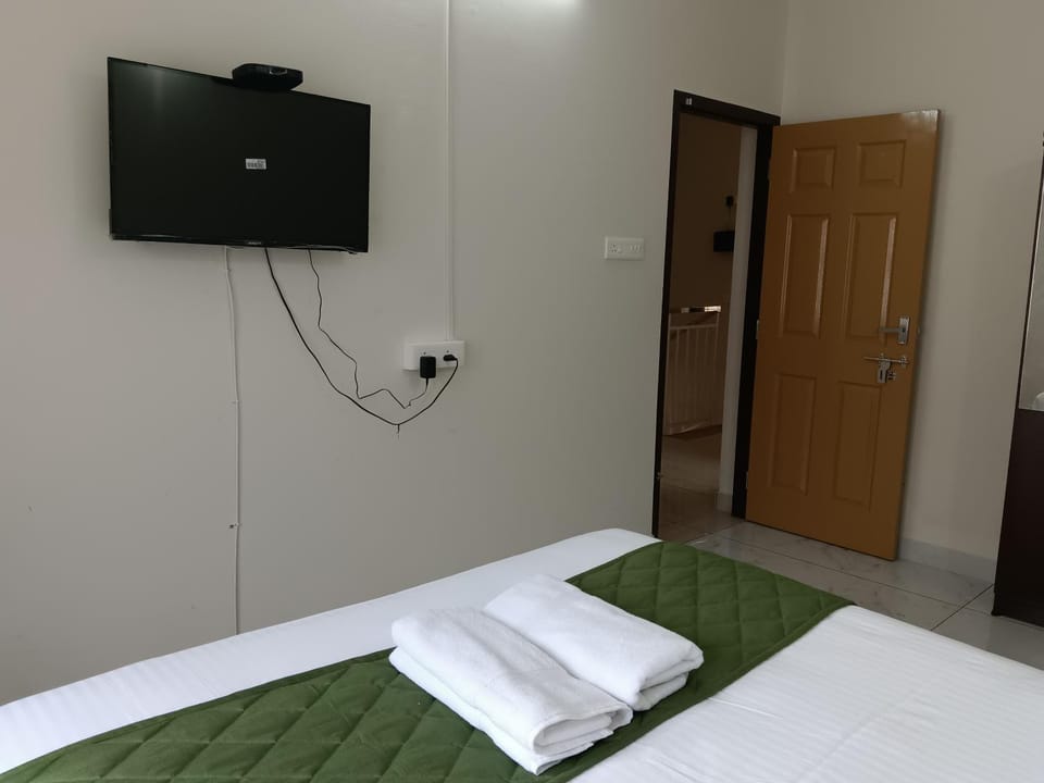 Communal lounge/ TV room, Bed, TV and multimedia, Photo of the whole room, Evening entertainment, Bedroom, towels, wardrobe