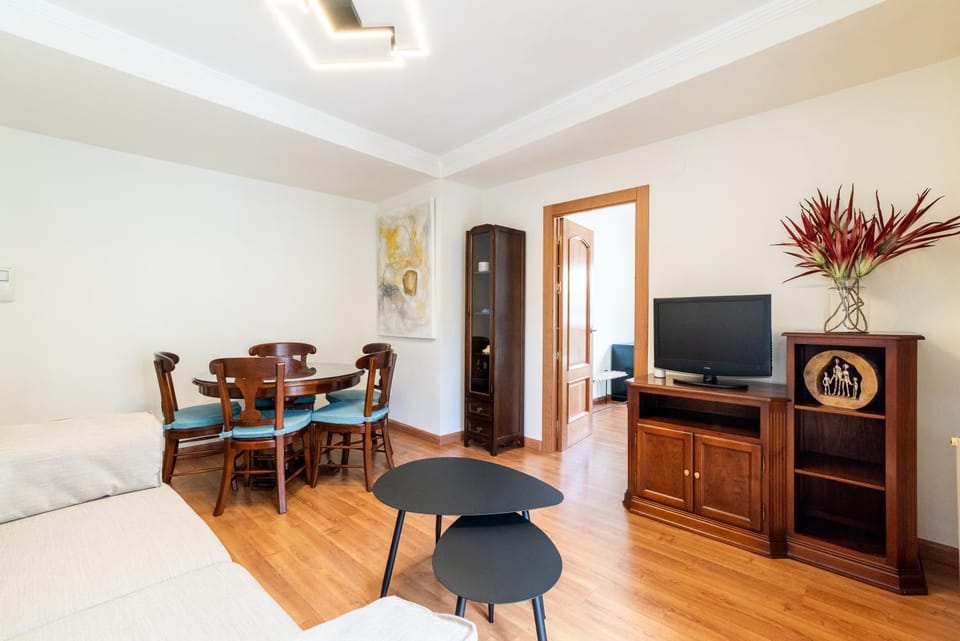 Communal lounge/ TV room, TV and multimedia, Living room, Photo of the whole room, Dining area, hair dresser