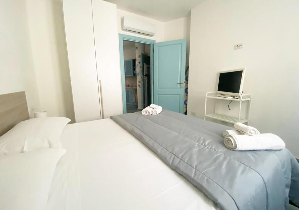 Bed, TV and multimedia, Bedroom, air conditioner