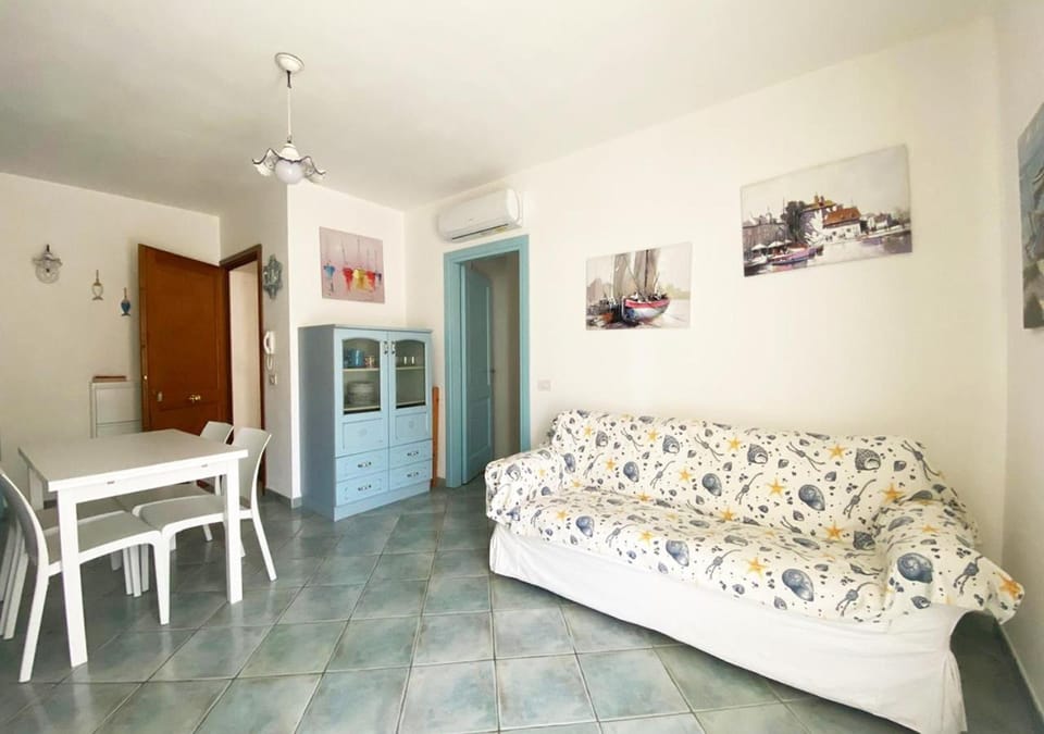 Day, Living room, Dining area, air conditioner