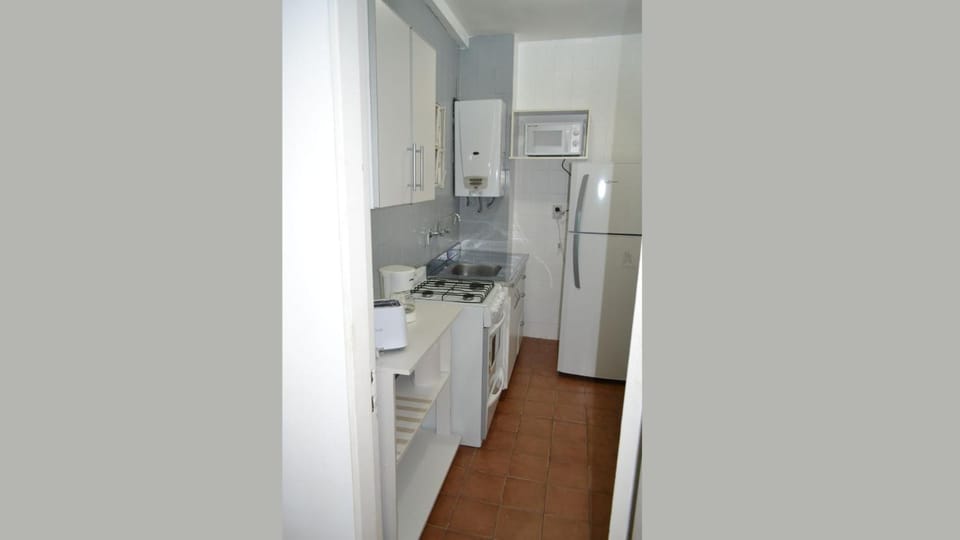 Kitchen or kitchenette, minibar