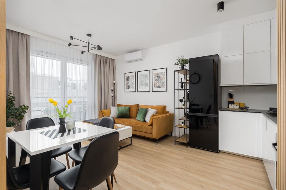 Day, Living room, Dining area, air conditioner