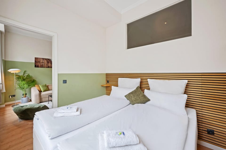 Bed, TV and multimedia, Photo of the whole room, Seating area, Bedroom, towels