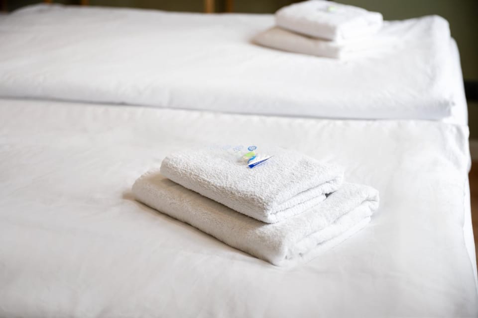 Bed, towels