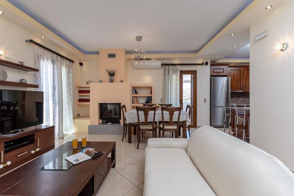 Communal lounge/ TV room, TV and multimedia, Living room, Seating area, Dining area, Evening entertainment