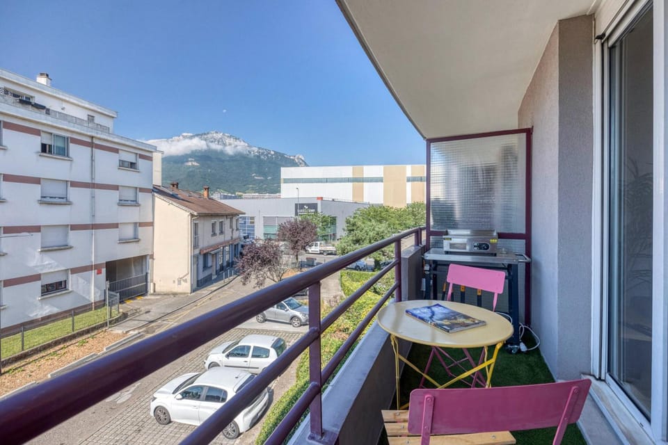 Property building, Patio, Communal lounge/ TV room, Day, Natural landscape, View (from property/room), Balcony/Terrace, Dining area, Evening entertainment, Mountain view, Parking