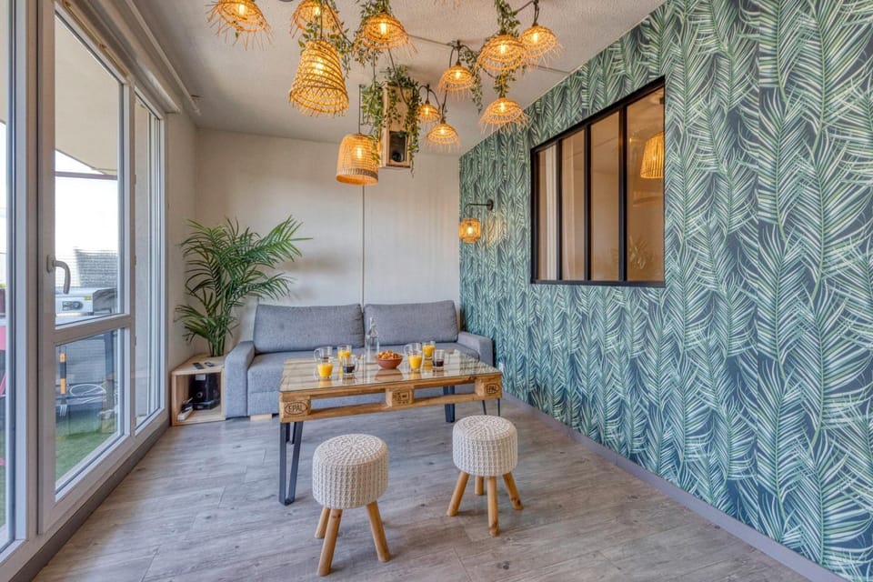 Restaurant/places to eat, Living room, Banquet/Function facilities, Seating area, Dining area