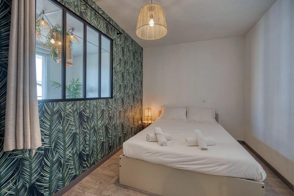 Bed, Photo of the whole room, Bedroom, towels