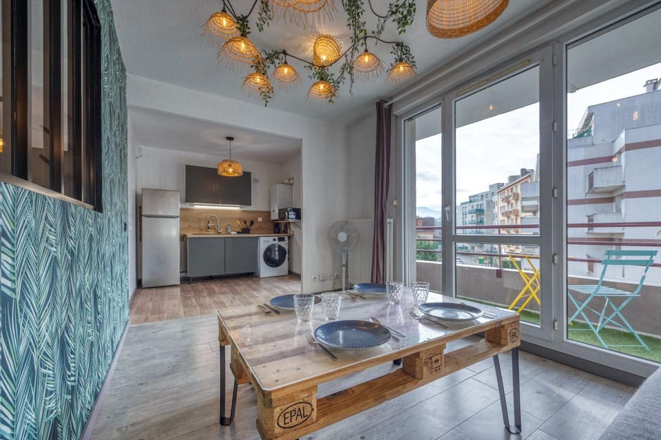 View (from property/room), Balcony/Terrace, Kitchen or kitchenette, Living room, Seating area, Dining area
