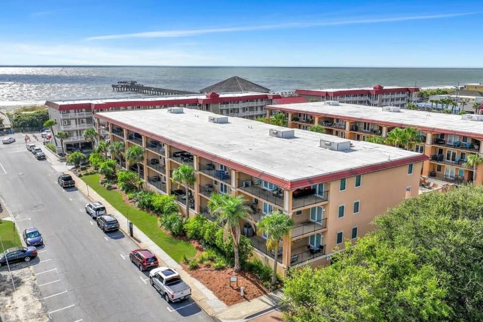 3 BR Condo 2 Pools and Hot Tub Walk to Beach Apartment in Tybee Island