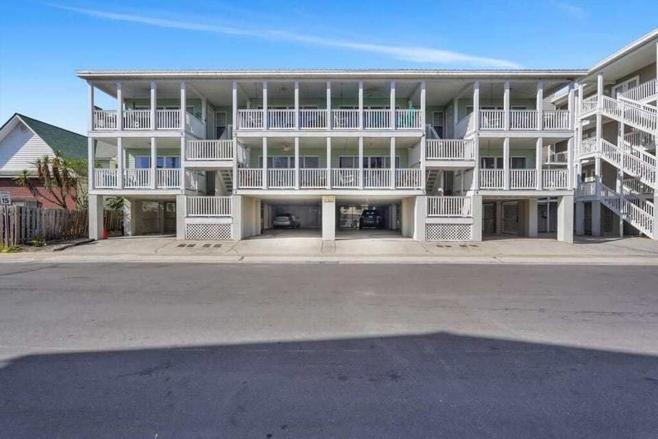 Tybee Island Treasure: Beachfront Condo Apartment in Tybee Island