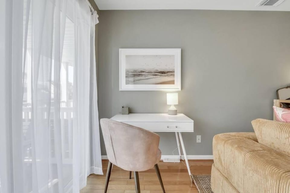 Tybee Island Treasure: Beachfront Condo Apartment in Tybee Island