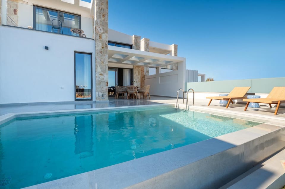 Property building, Day, Swimming pool, sunbed