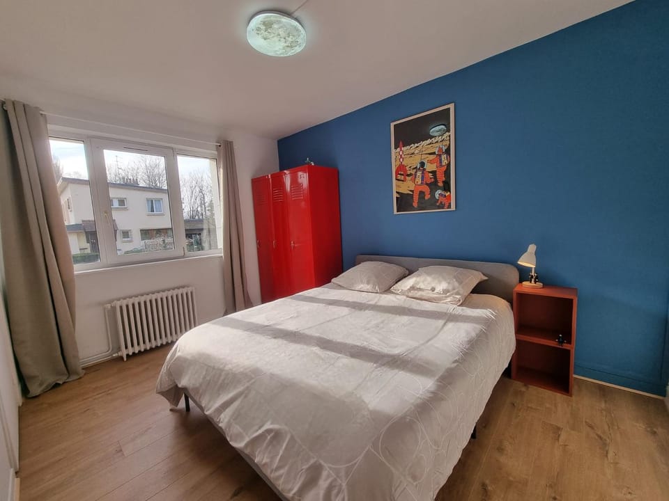 Photo of the whole room, Bedroom