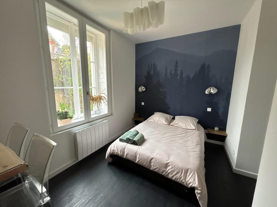 Chambre privée Au pied des Vosges entrée et terrasse privatives, proche gare et centre-ville Bed and Breakfast in Vosges