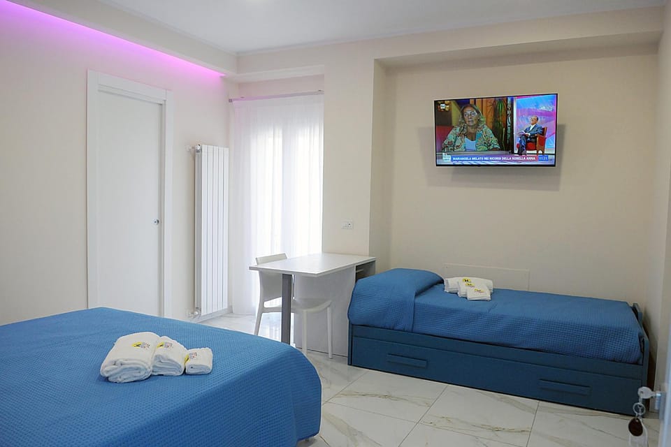Bed, TV and multimedia, Photo of the whole room, Bedroom
