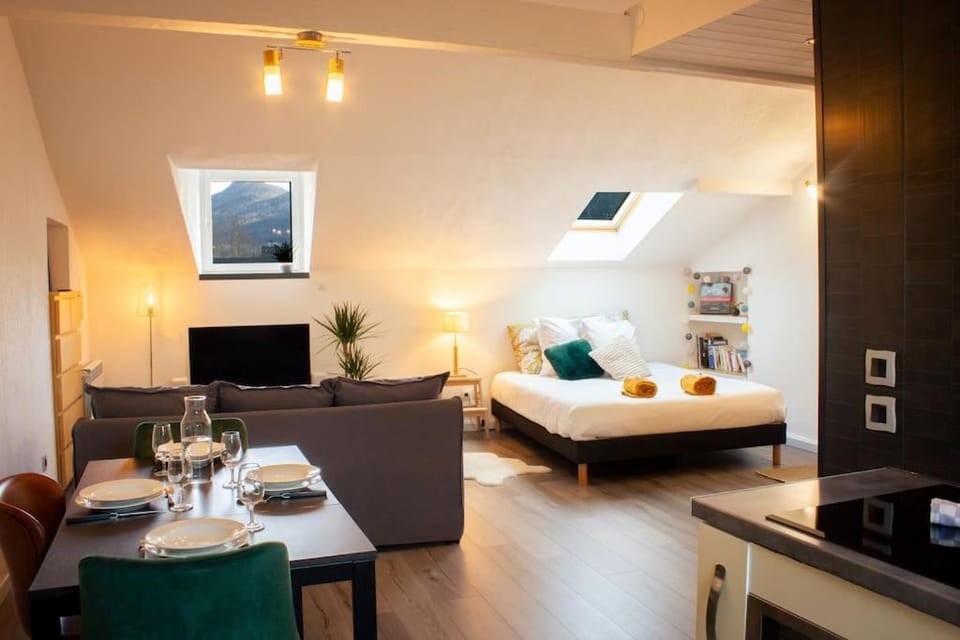 Bed, TV and multimedia, Living room, Photo of the whole room, Seating area, Dining area, Bedroom