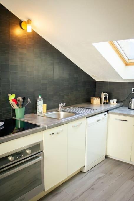Kitchen or kitchenette, dishwasher, stove