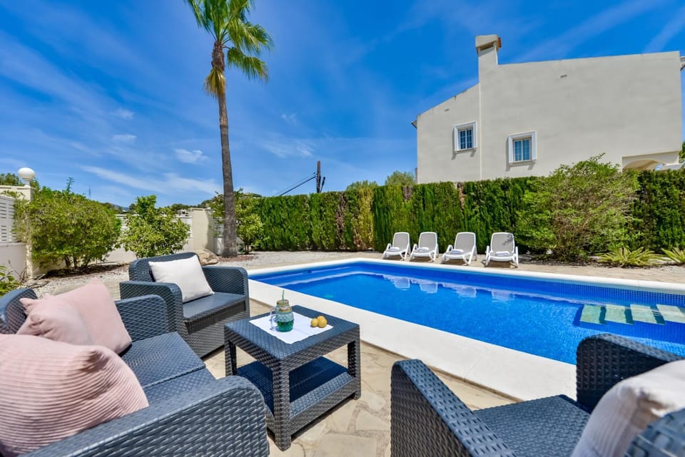 Swimming pool, sunbed