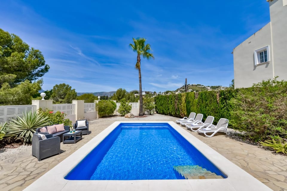 Swimming pool, sunbed