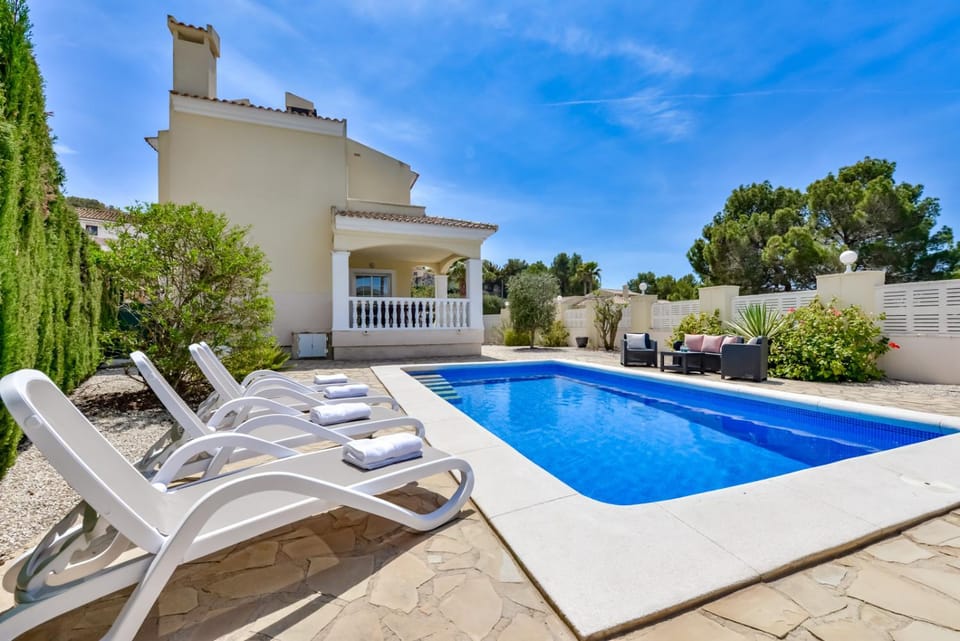 Property building, Swimming pool, sunbed