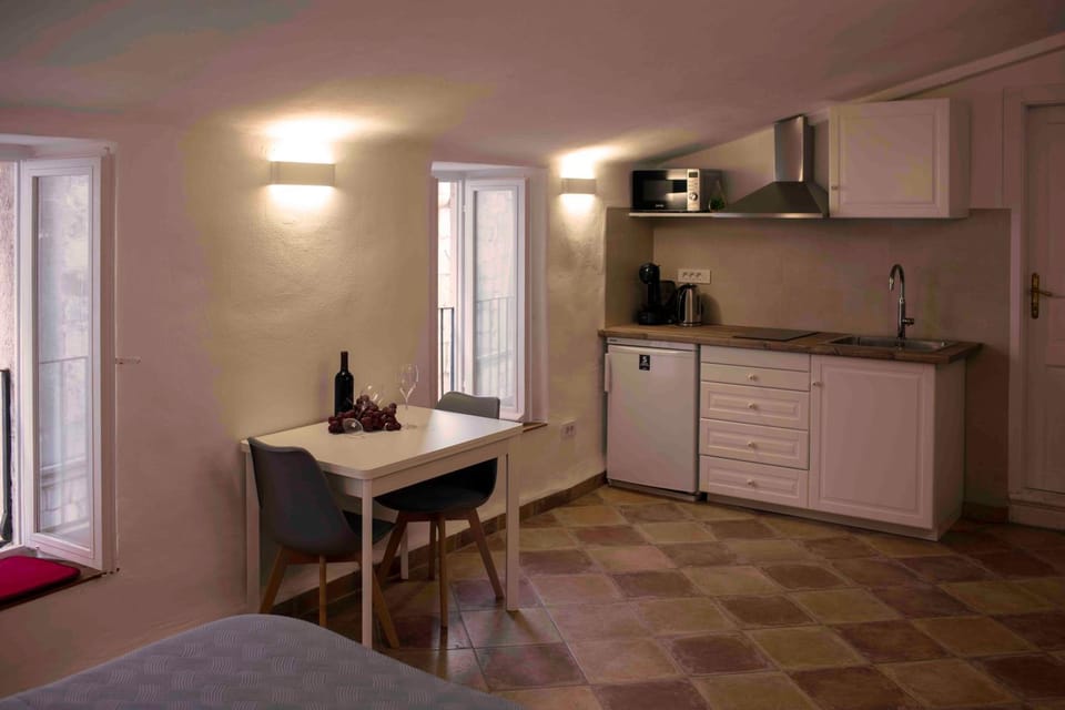 Kitchen or kitchenette, Dining area, minibar, stove