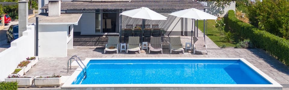 Property building, Patio, Day, Pool view, Swimming pool, sunbed