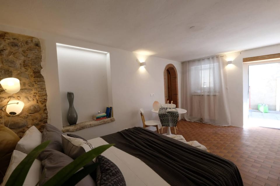 Bed, TV and multimedia, Living room, Photo of the whole room, Seating area, Bedroom