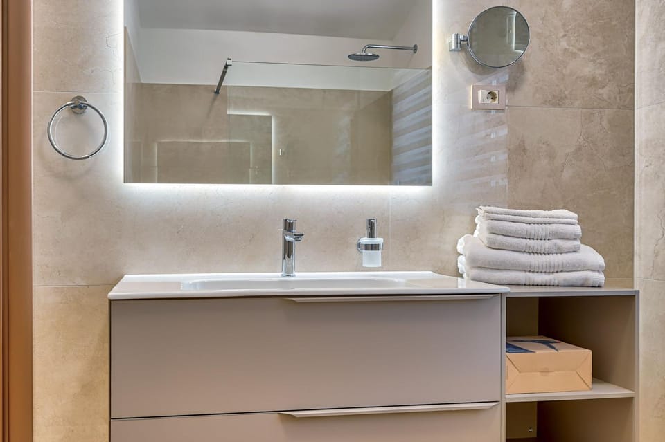 Bathroom, towels