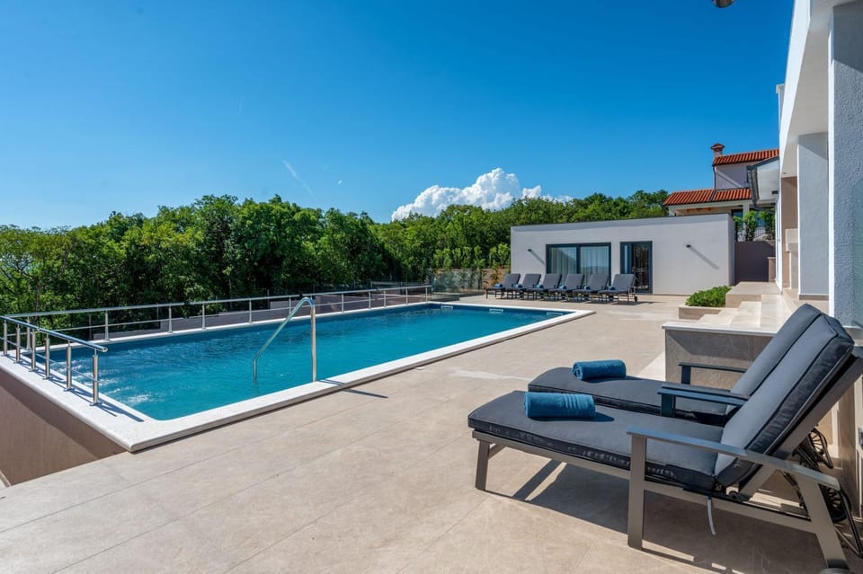Swimming pool, sunbed