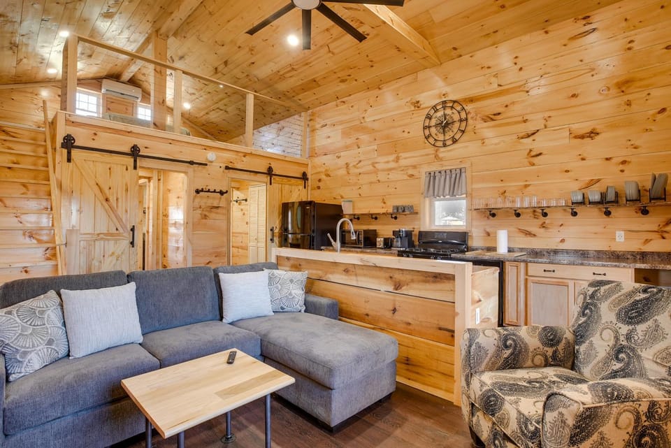 'Friends & Family' Rental Cabin w/ Hot Tub! Cabin in Ohio