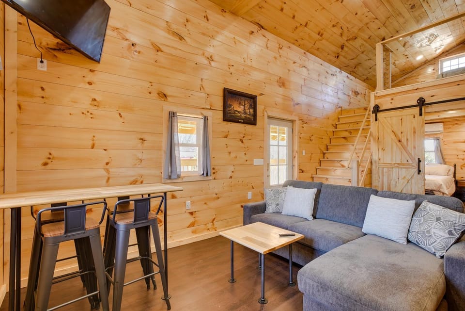 'Friends & Family' Rental Cabin w/ Hot Tub! Cabin in Ohio