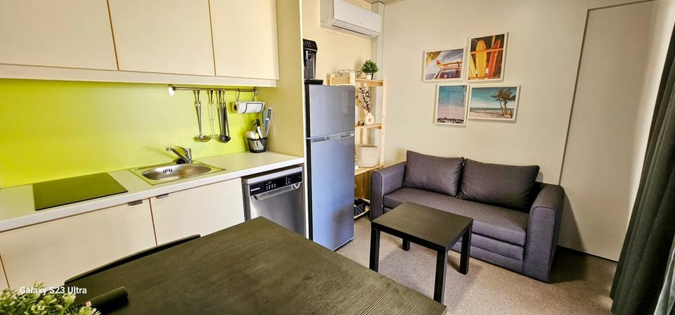 Coffee/tea facilities, Kitchen or kitchenette, Living room, Dining area, dishwasher, air conditioner