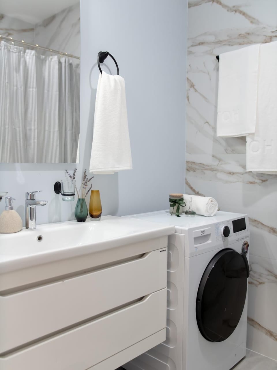 Bathroom, towels, washing machine